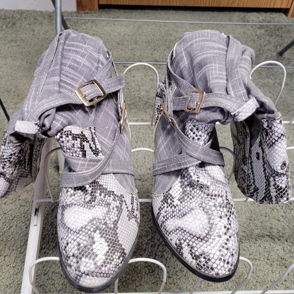 Stylish Gray Snake Print Women's Boots